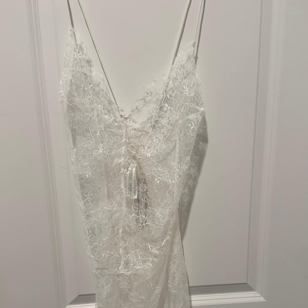 SKIMS White Lace Chemise